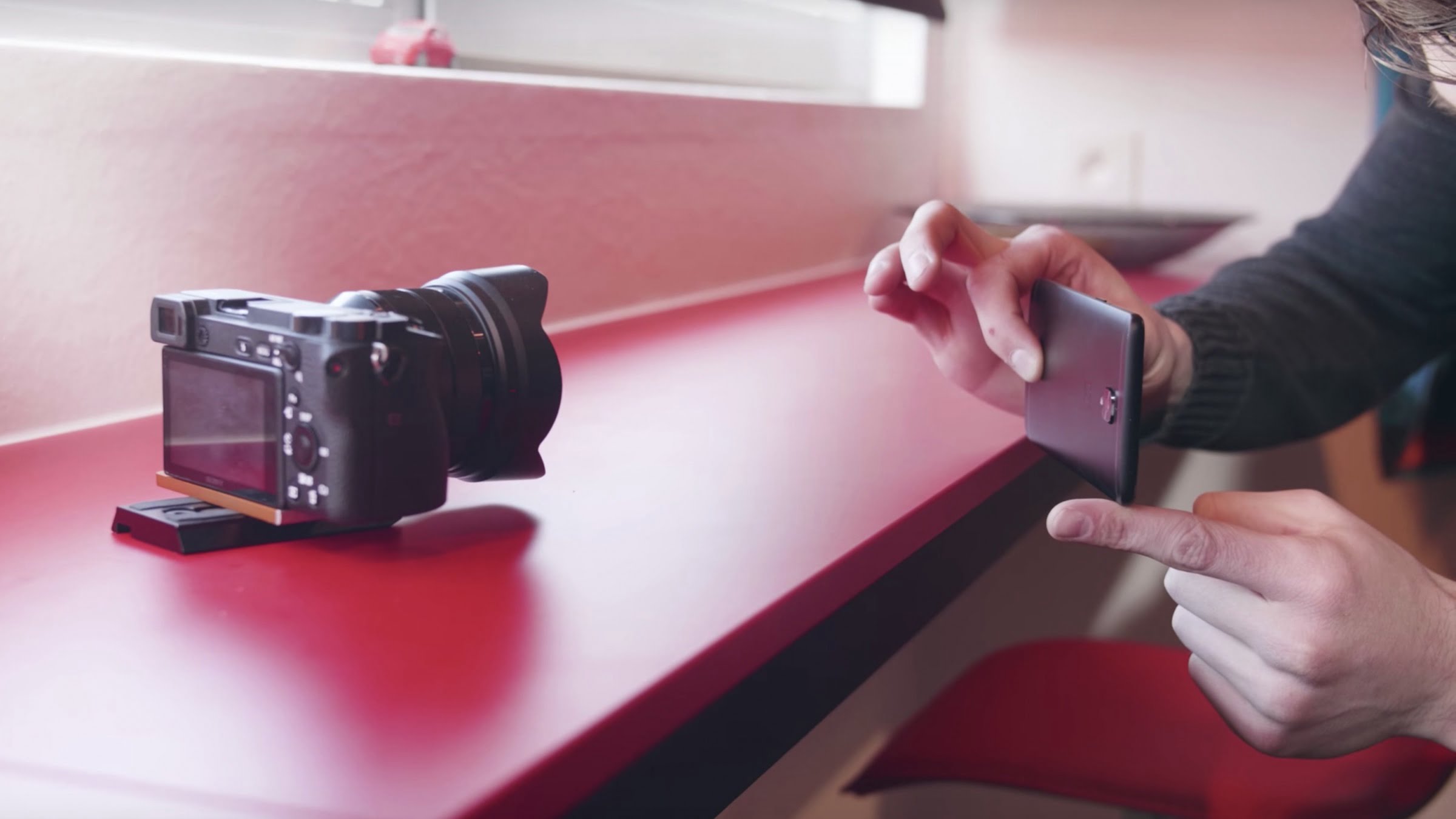 Taking a photo of a DSLR camera with a smart phone